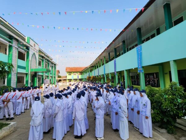 MTsN Kota Depok Gelar Upacara Hari Sumpah Pemuda dan Opening Ceremony Maberkraf Festival 2024