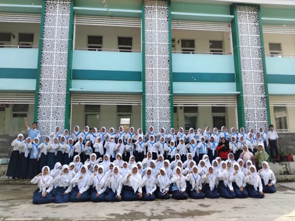 Sebanyak 130 Anggota PMR MTsN Kota Depok Resmi Dilantik Sebanyak 130 Anggota PMR MTsN Kota Depok Resmi Dilantik