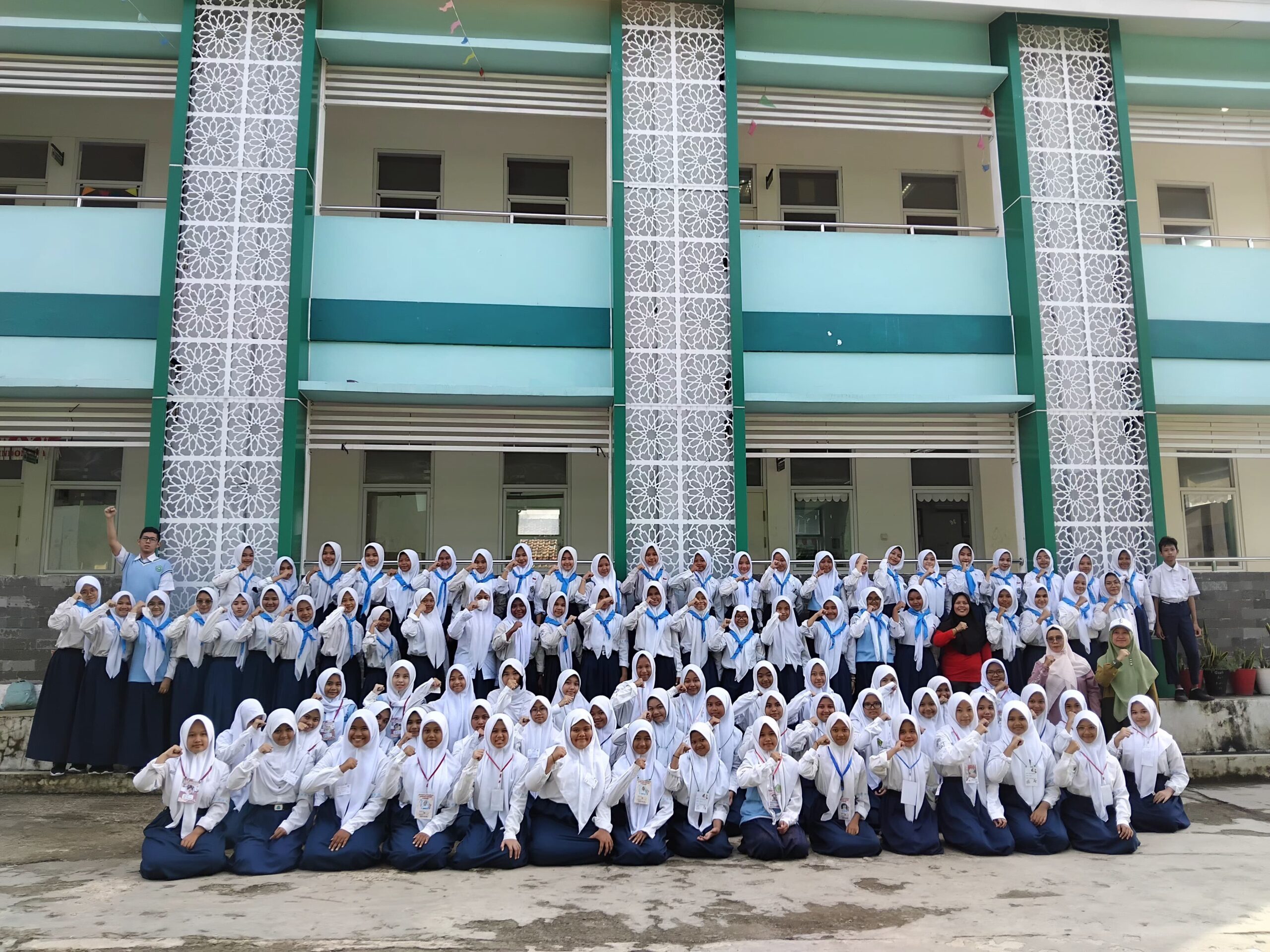 Sebanyak 130 Anggota PMR MTsN Kota Depok Resmi Dilantik